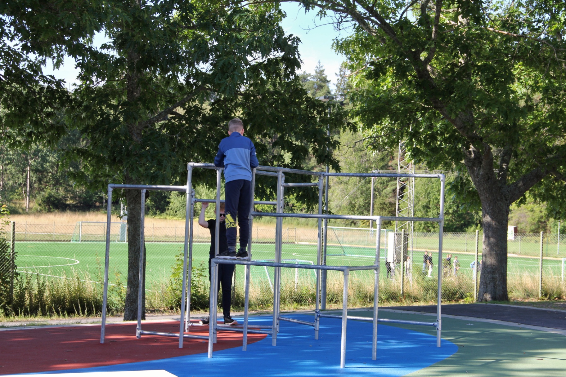 Elev leker på skolgården